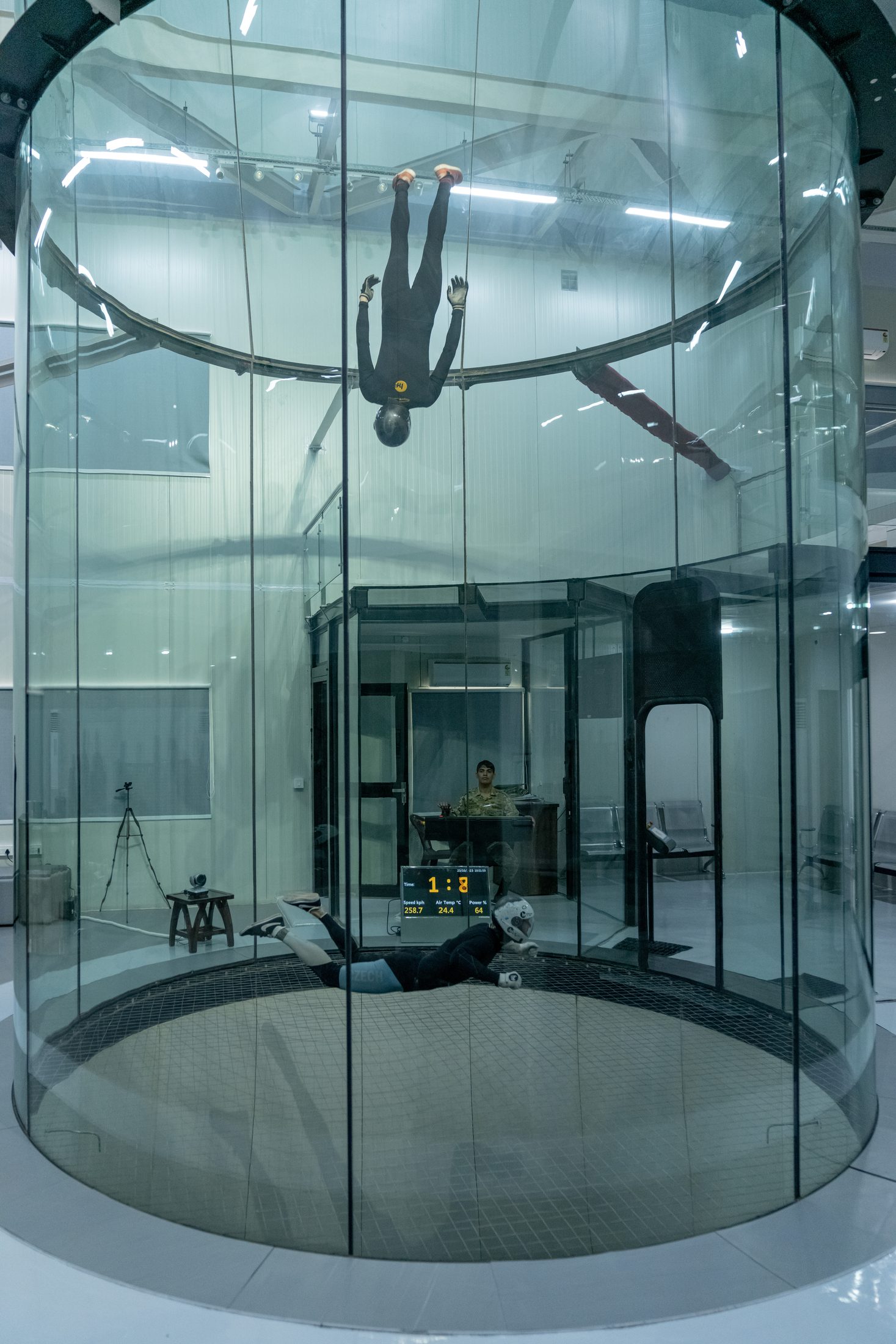 Vertical wind tunnel flight chamber